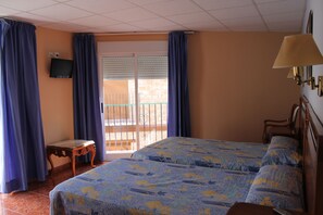 Chambre double ou avec lits jumeaux | Coffre-fort, lit de bébé (gratuit), lit d’appoint (supplément)
