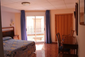 Chambre double ou avec lits jumeaux | Coffre-fort, lit de bébé (gratuit), lit d’appoint (supplément)