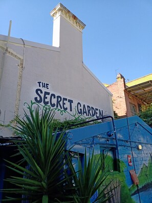 A building with a sign that reads "The Secret Garden". - Secret Garden Backpackers (Redfern)