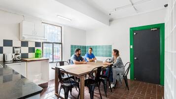 Geladeira, micro-ondas, chaleira elétrica