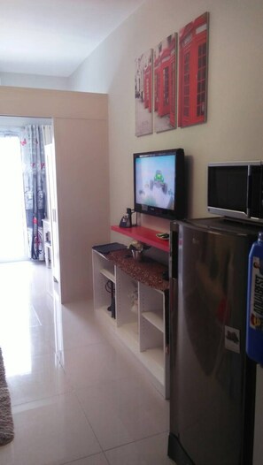 Apartment, Balkon | Wohnbereich | Flachbildfernseher