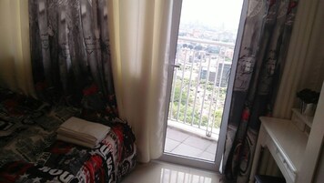 Apartemen, balkon | 1 kamar tidur, seprai premium, meja kerja, dan setrika/meja setrika
