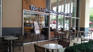 An outdoor seating area of The Coffee Bean & Tea Leaf with tables and chairs. - Haven Suite at Jazz (Makati)