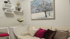 Leilighet, balkong | Oppholdsrom | Flatskjerm-TV