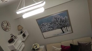 อพาร์ทเมนท์, ระเบียง | บริเวณนั่งเล่น | ทีวีจอแบน