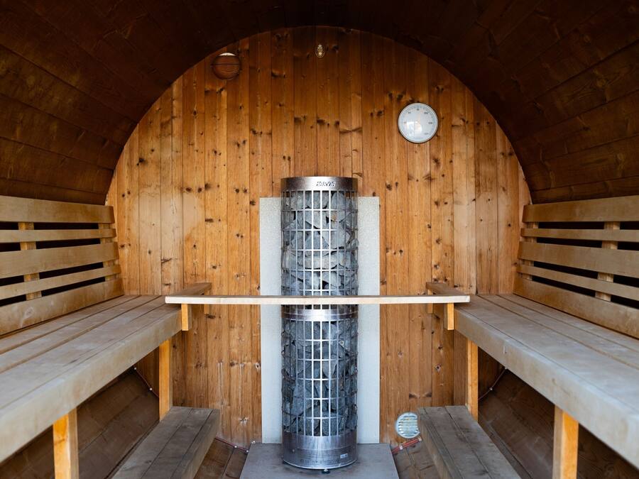 Eine Sauna mit Holzbänken und einer Zentralheizung.