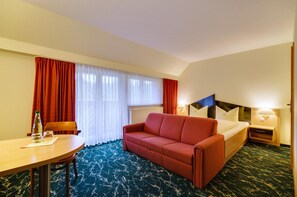 Peti besi dalam bilik, meja, Wi-fi percuma, cadar katil 