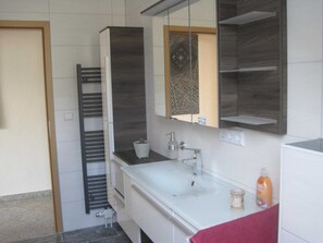 KĂŒhlschrank, Mikrowelle, Ofen, GeschirrspĂŒler
