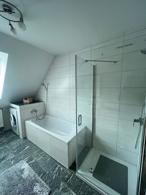 Dusche, Haartrockner, Handtücher, Toilettenpapier