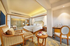 Phòng Suite Deluxe | Bàn, màn/rèm cản sáng, truy cập Internet không dây miễn phí 