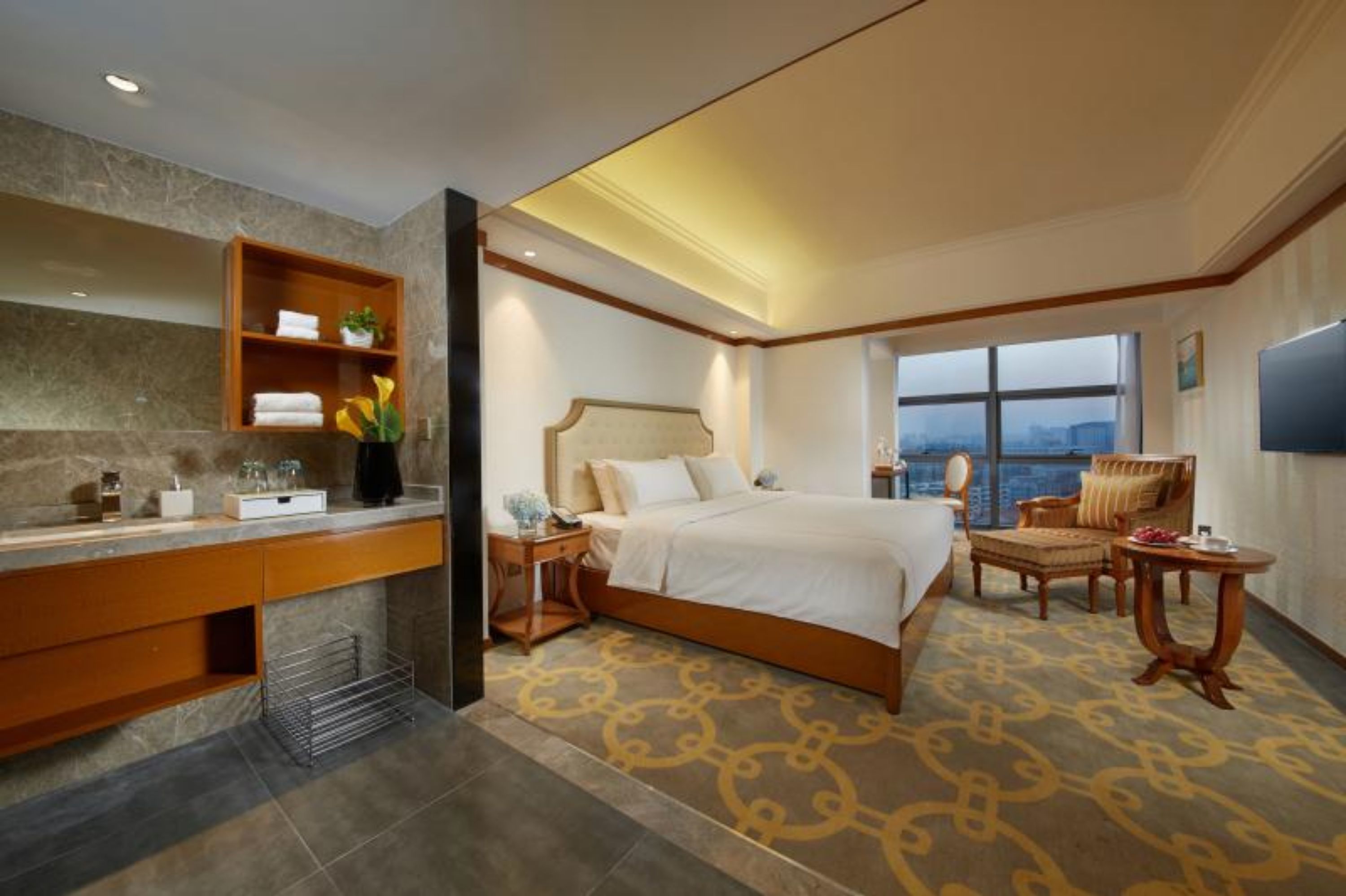 Deluxe Suite | Desk, blackout drapes, free WiFi