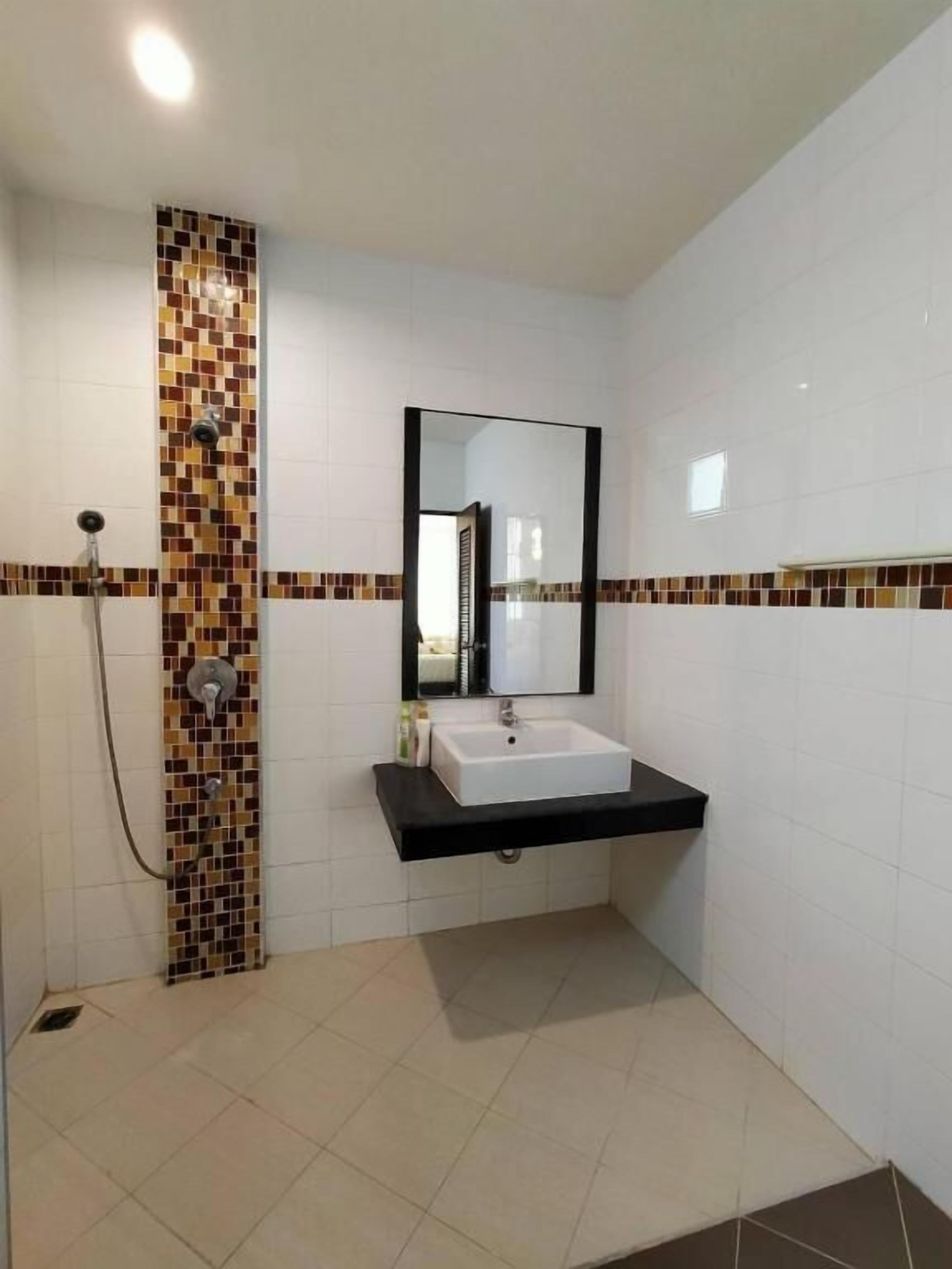 shower, free toiletries, towels