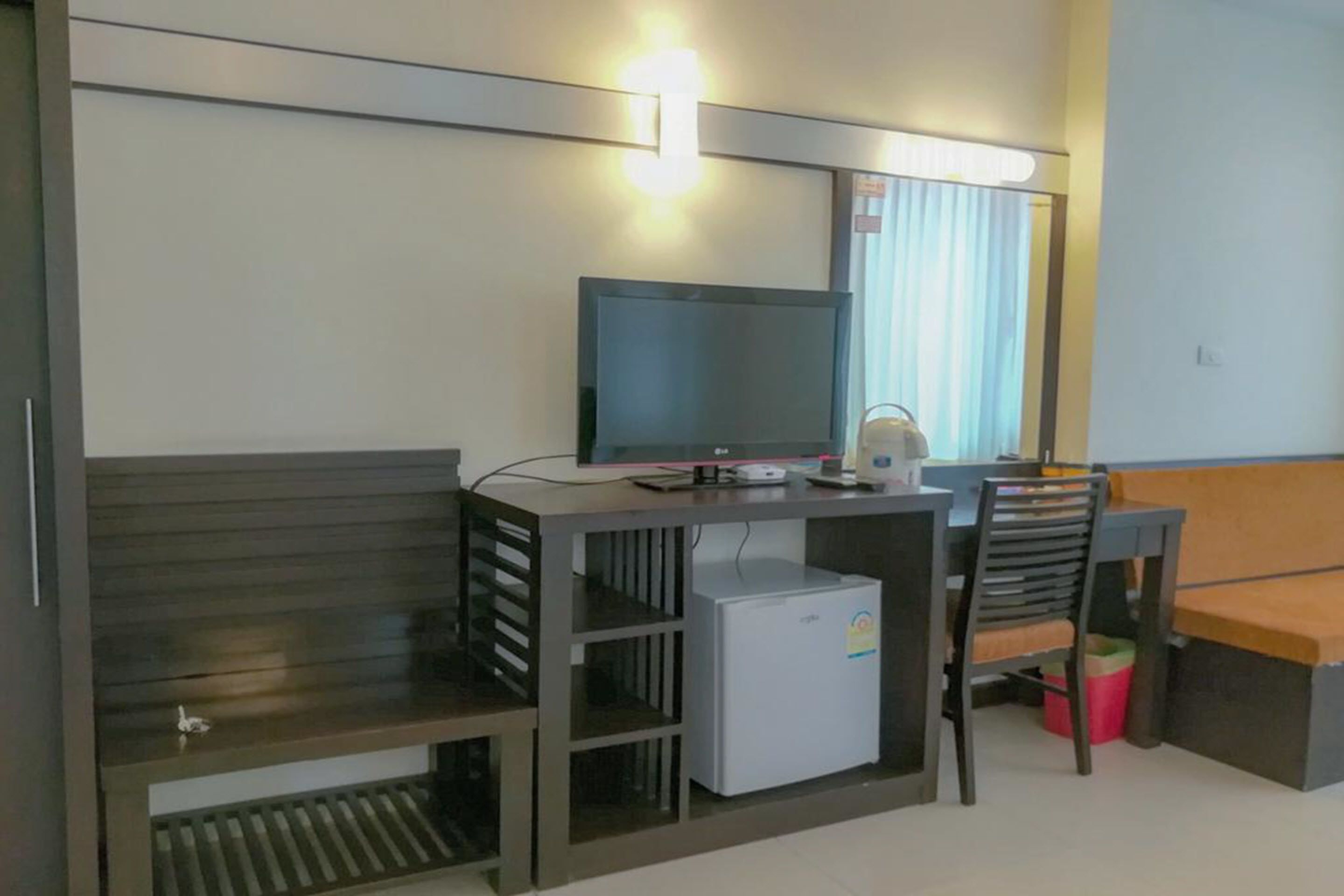 family room | desk, free wifi