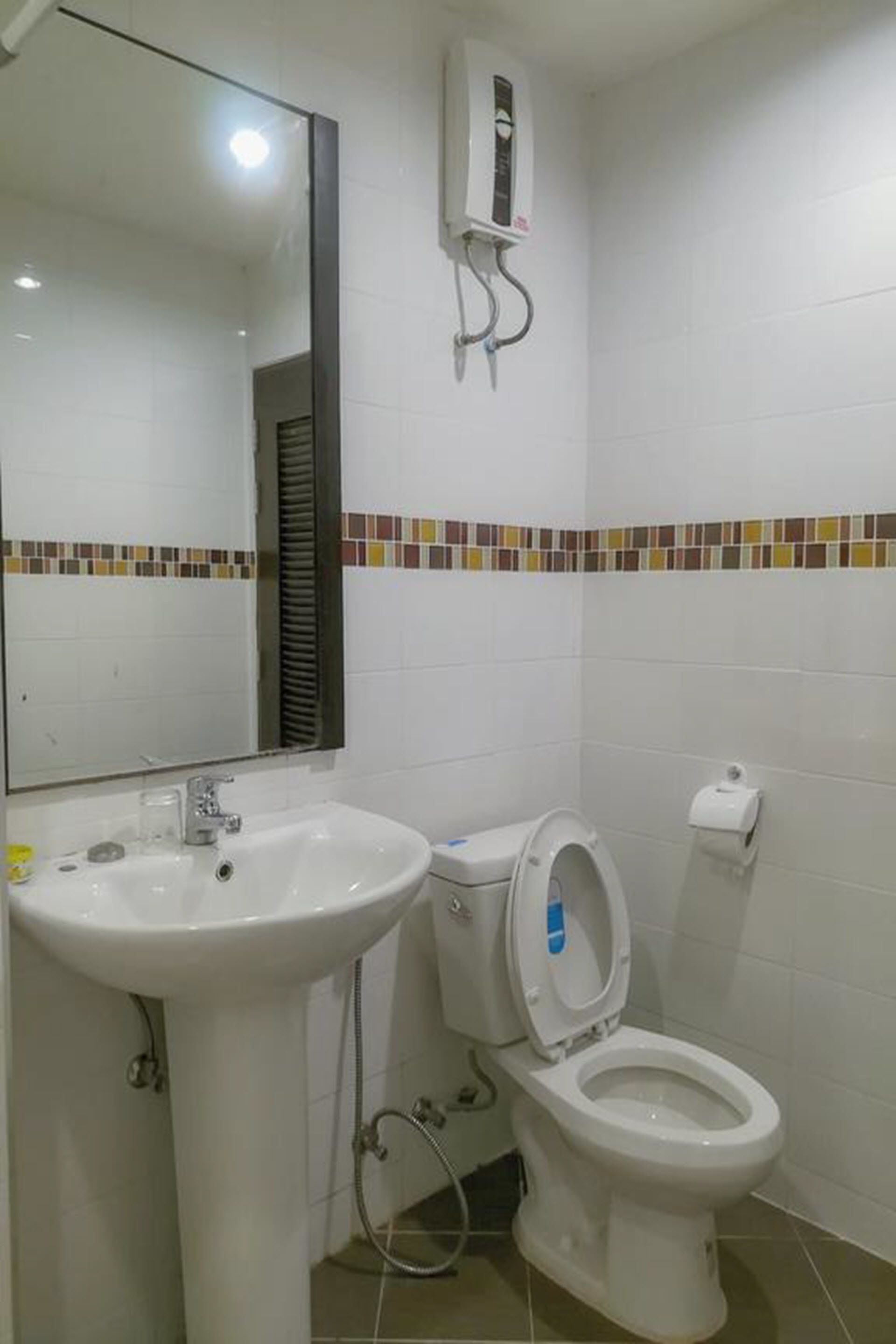 shower, free toiletries, towels