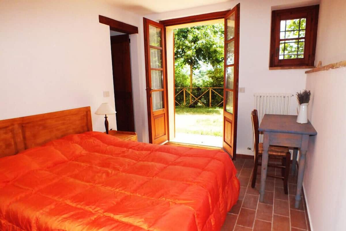 Eenvoudige tweepersoonskamer | 3 slaapkamers, een bureau, gratis wifi, beddengoed