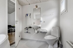 Deluxe Cabin | Bathroom