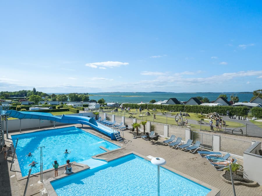 Piscine intérieure, piscine extérieure en saison