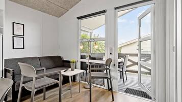 Hytte – deluxe, 2 soverom | Oppholdsområde | Flatskjerm-TV