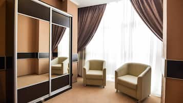 Seprai premium, minibar, brankas, dan meja kerja