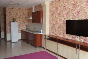 Classic Studio | Living area | 45-inch flat-screen TV with cable channels, TV