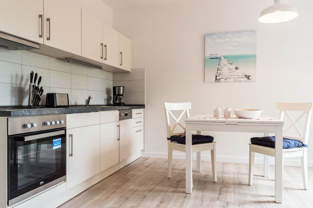 Ferienwohnung PeenemuendeApartment, 1 Schlafzimmer, Terrasse, Erdgeschoss (Peenemünde) | Essbereich im Zimmer