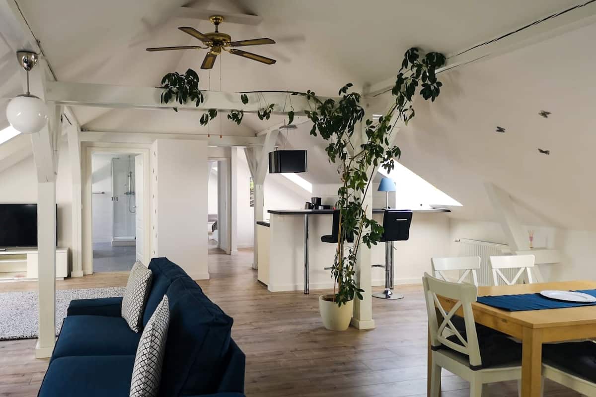 Familienapartment, 3 Schlafzimmer (Dierhagen) | Wohnbereich | Flachbildfernseher