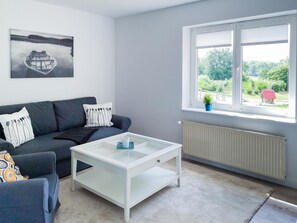 Appartamento, 1 camera da letto, terrazzo, al piano terra | Area soggiorno | TV a schermo piatto