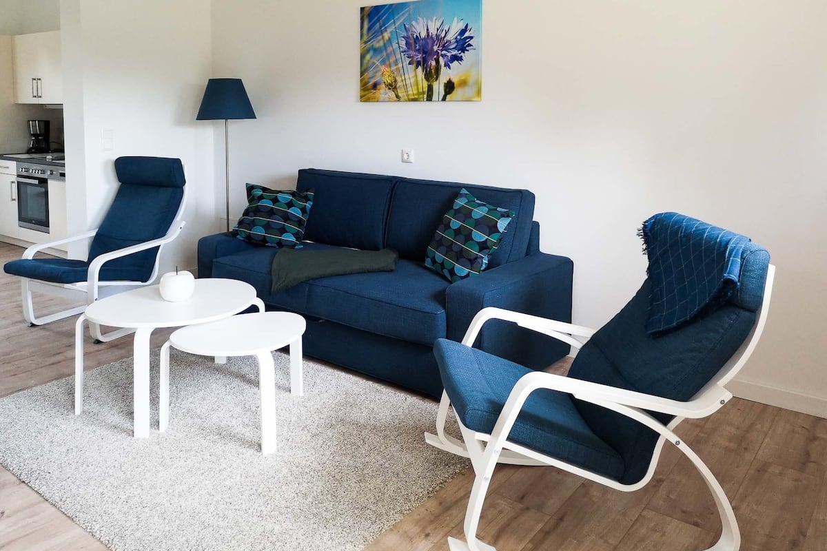 Ferienwohnung PrerowApartment, 2 Schlafzimmer, Terrasse, Parkblick (Prerow) | Wohnbereich | Flachbildfernseher