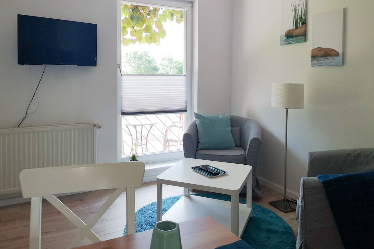 AhrenshoopApartment, 1 Schlafzimmer, Terrasse, Parkblick (Ahrenshoop) | Wohnbereich | Flachbildfernseher