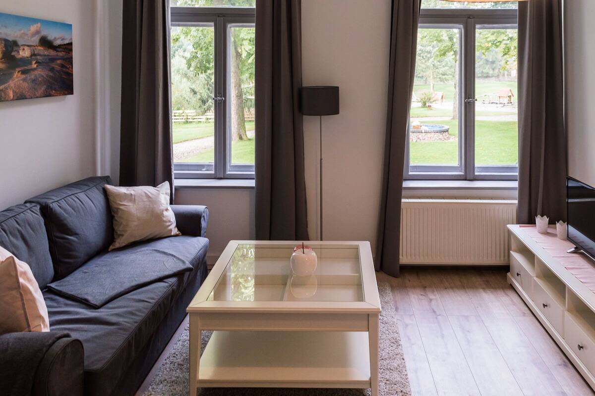 Ferienwohnung SassnitzApartment, 1 Schlafzimmer, Parkblick, Erdgeschoss (Sassnitz) | Wohnbereich | Flachbildfernseher
