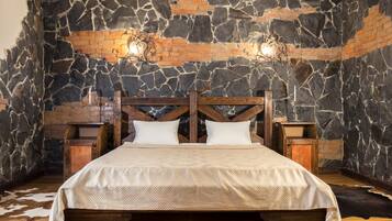 1 غرفة نوم وأغطية فراش متميزة وخزنة داخل الغرفة وبديكورات فريدة لكل غرفة