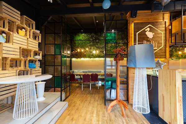 Menyajikan hidangan lokal dan internasional