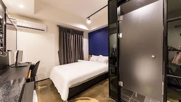 Premium dubbelrum | Sängtillbehör av högsta kvalitet, skrivbord och strykjärn/strykbräda