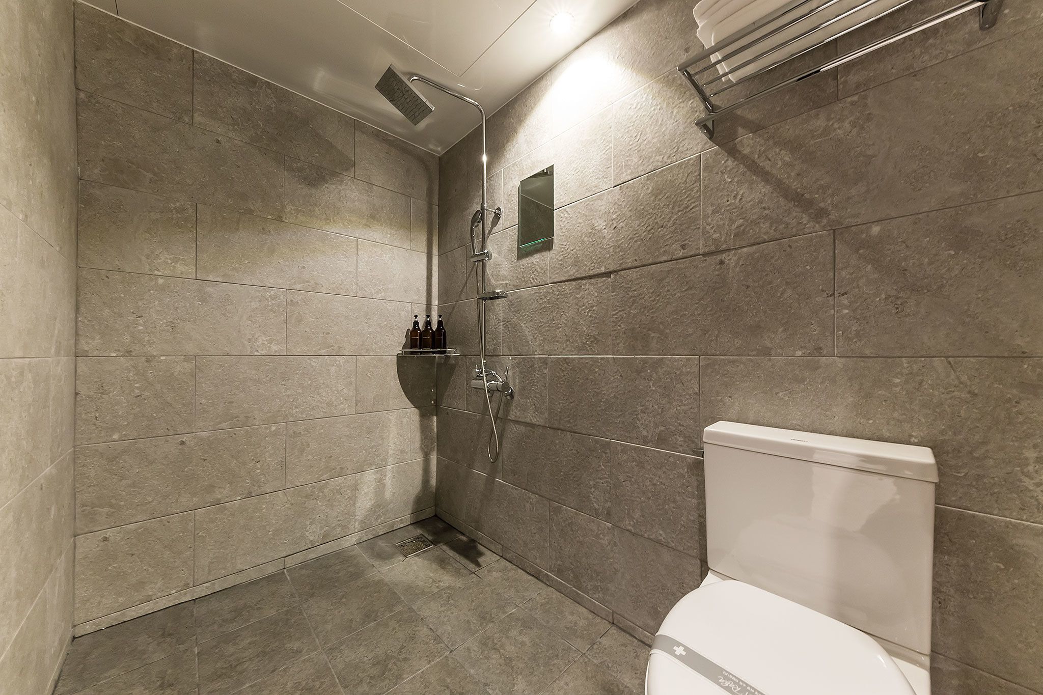 Deluxe Room (Check-In 9PM on Saturdays,Sundays,Public Holidays) | Bathroom | Free toiletries, hair dryer