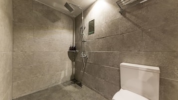 Deluxe Room (Check-In 9PM on Saturdays,Sundays,Public Holidays) | Badrum | Gratis toalettartiklar och hårtork