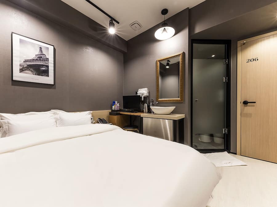 Deluxe Room (Check-In 9PM on Saturdays,Sundays,Public Holidays) | Premium bedding, desk, iron/ironing board, free WiFi