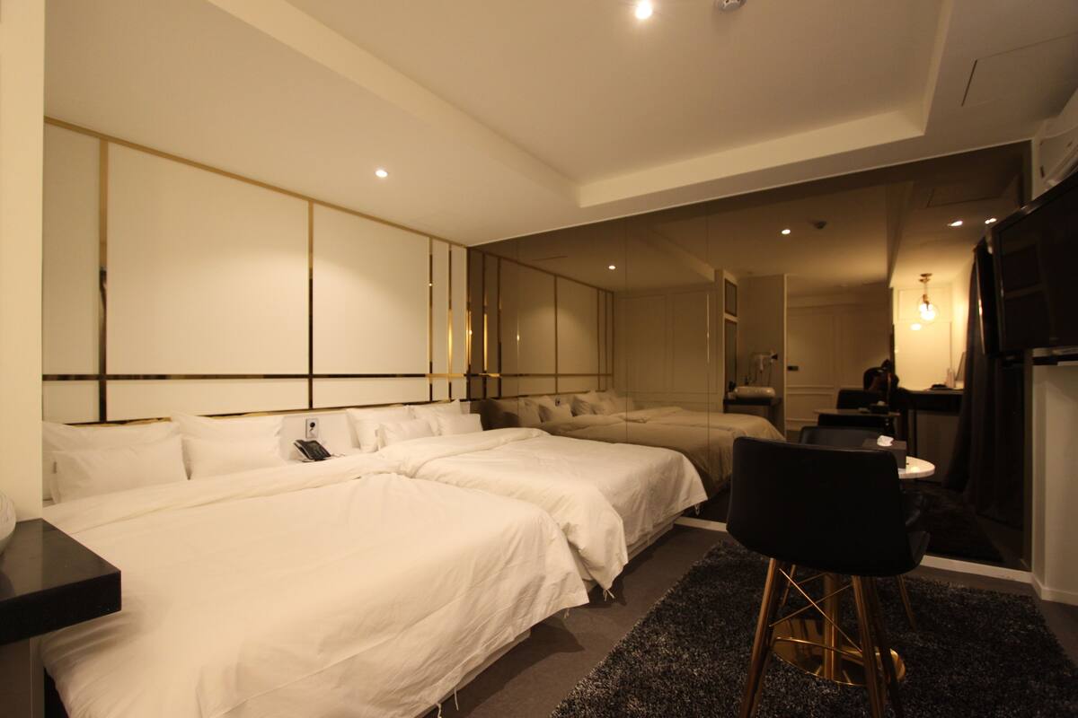 Royal Suite (Check-In 9PM on Saturdays,Sundays,Public Holidays) | Premium bedding, desk, iron/ironing board (on request), WiFi (free)
