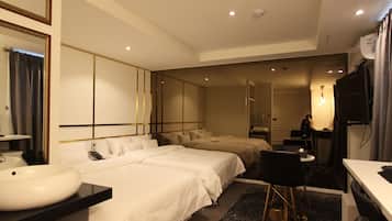 Sängtillbehör av högsta kvalitet, skrivbord och strykjärn/strykbräda