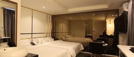 Premium-sengetøj, skrivebord, strygejern/strygebræt, gratis Wi-Fi