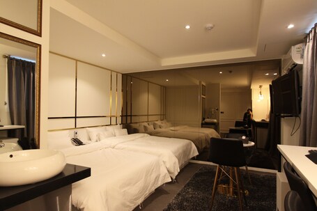 Premium bedding, desk, iron/ironing board, free WiFi