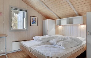 4 bedrooms, travel crib, free WiFi