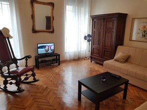 Comfort Apartment, 2 Bedrooms, City View | Ruang tamu | TV skrin rata 