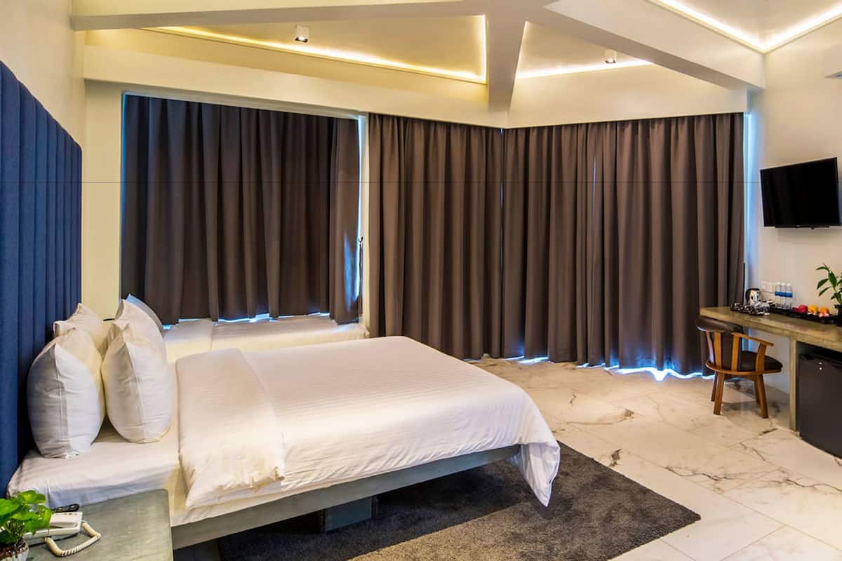 Suite Deluxe | Minibar, caja de seguridad en la habitación y escritorio