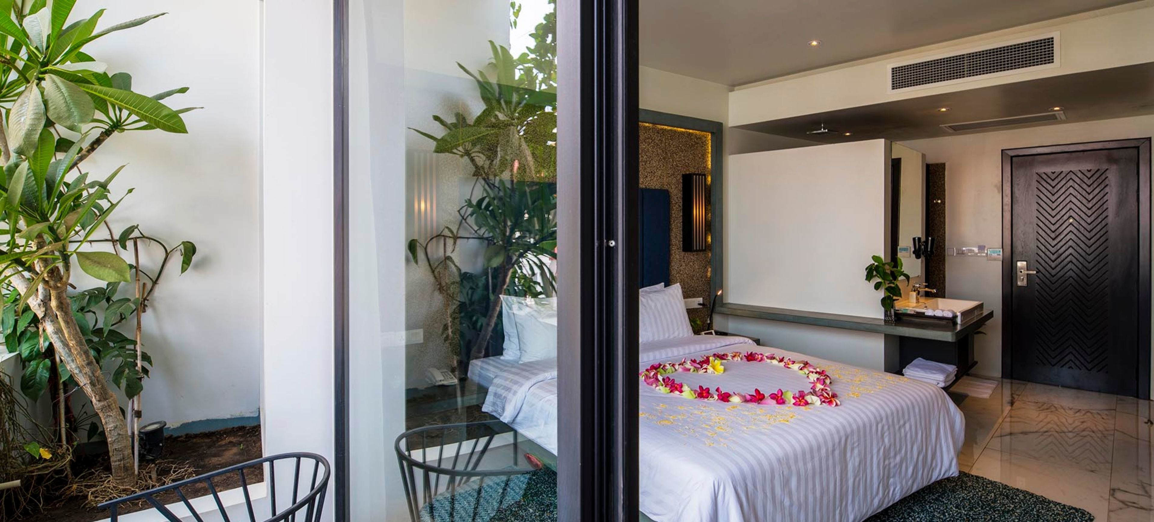 superior double room | minibar, in-room safe, desk, blackout curtains