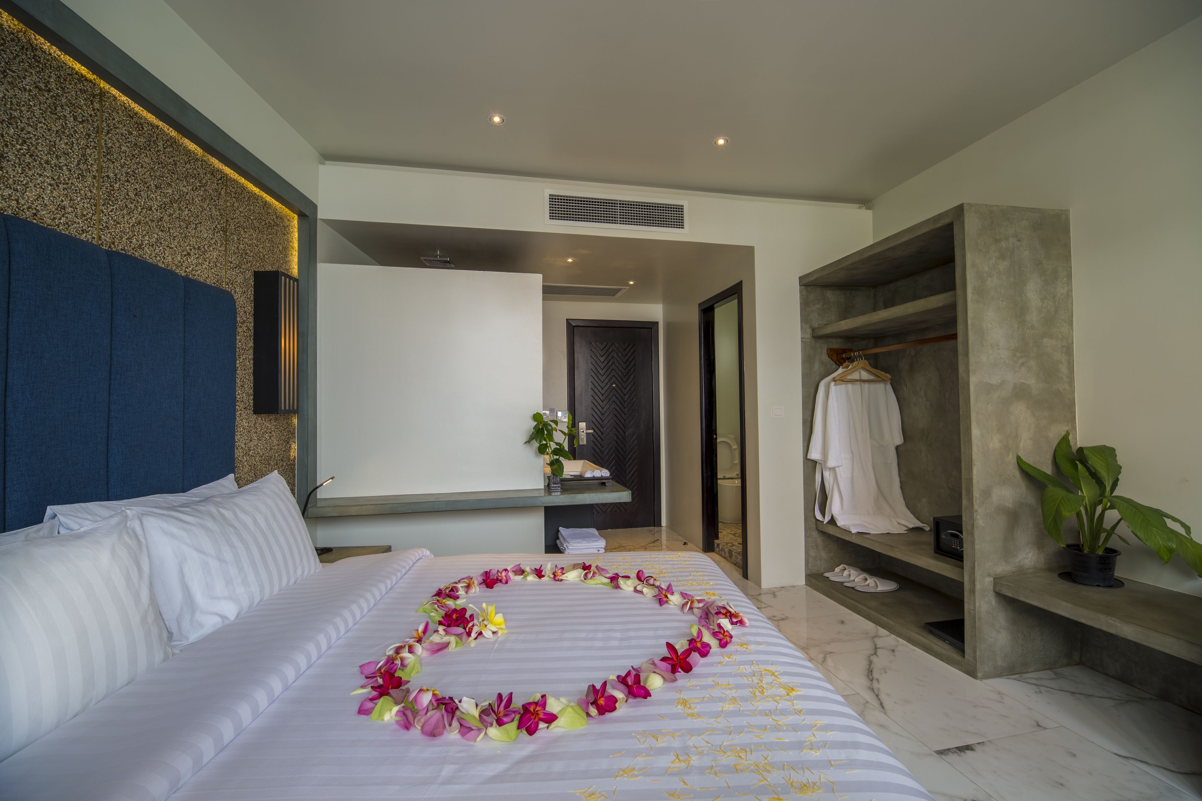 superior double room | minibar, in-room safe, desk, blackout curtains