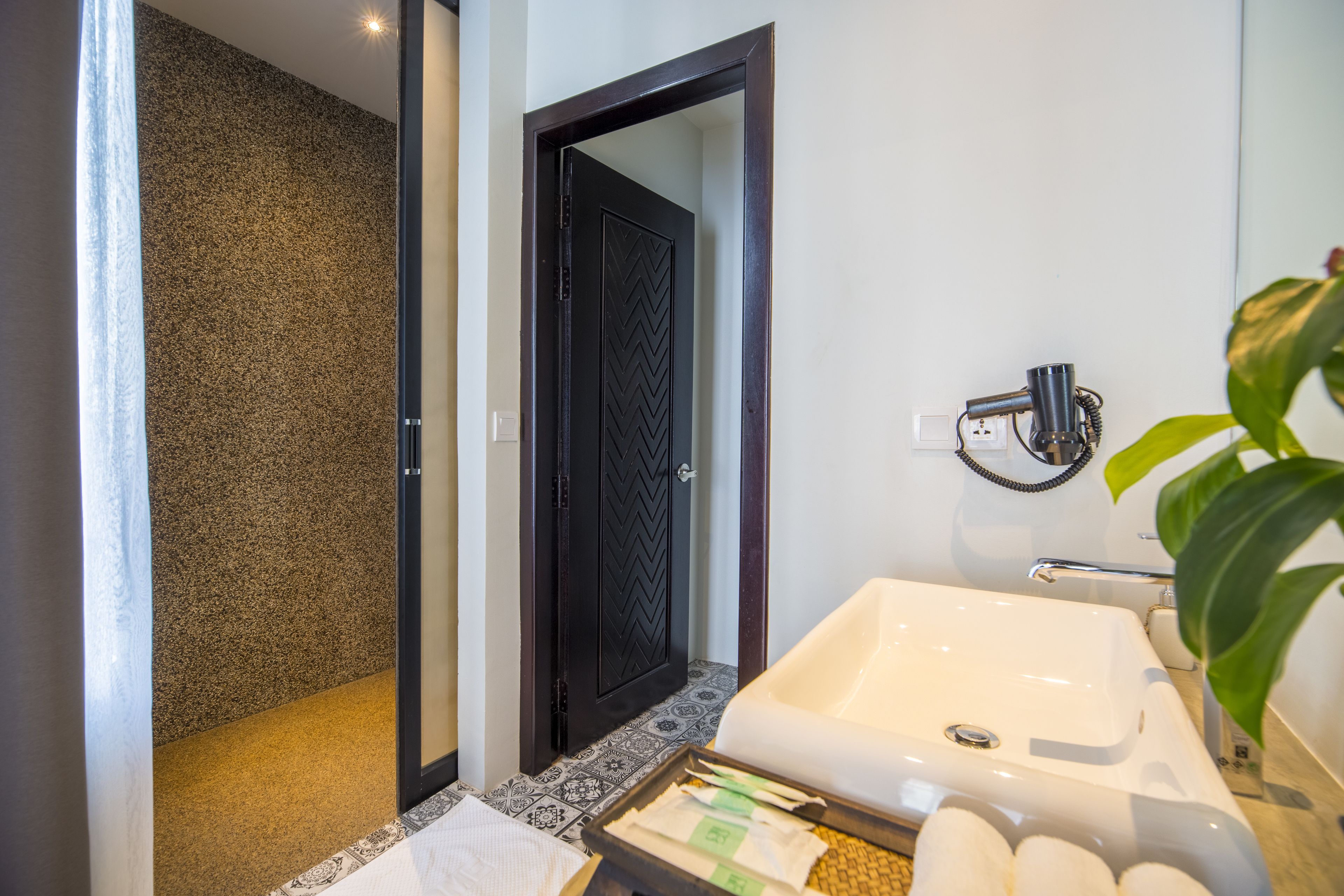 natural suite | bathroom | shower, rainfall showerhead, free toiletries, hair dryer