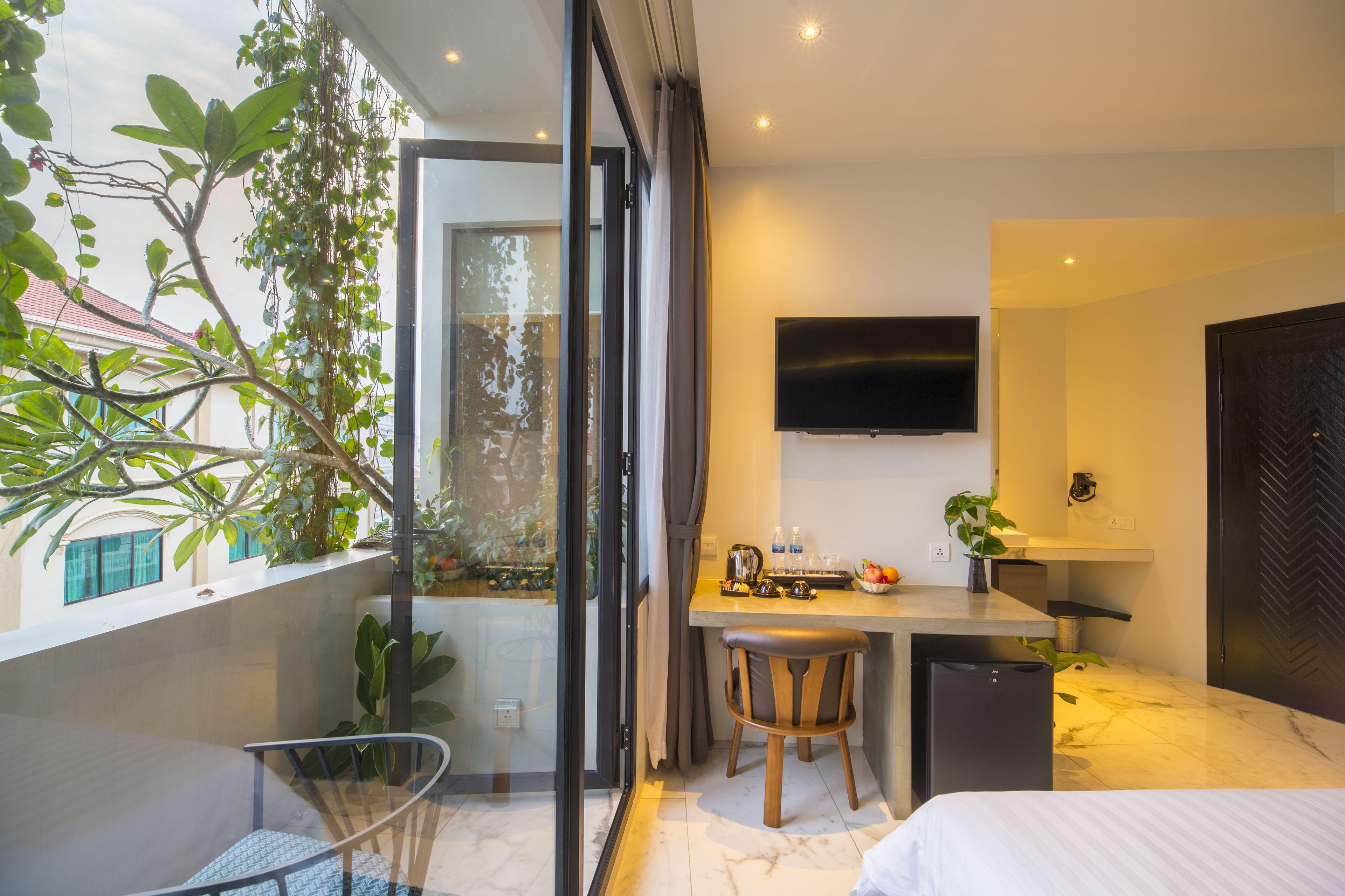 deluxe double room | minibar, in-room safe, desk, blackout curtains