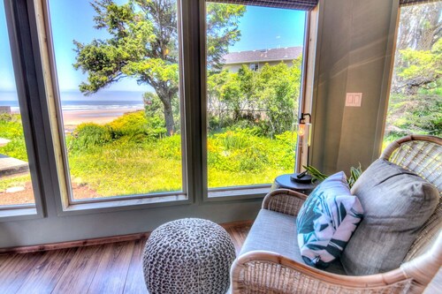 Romantic Studio Home with Ocean Views in Yachats!