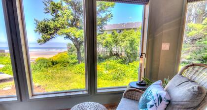 Romantic Studio Home with Ocean Views in Yachats!