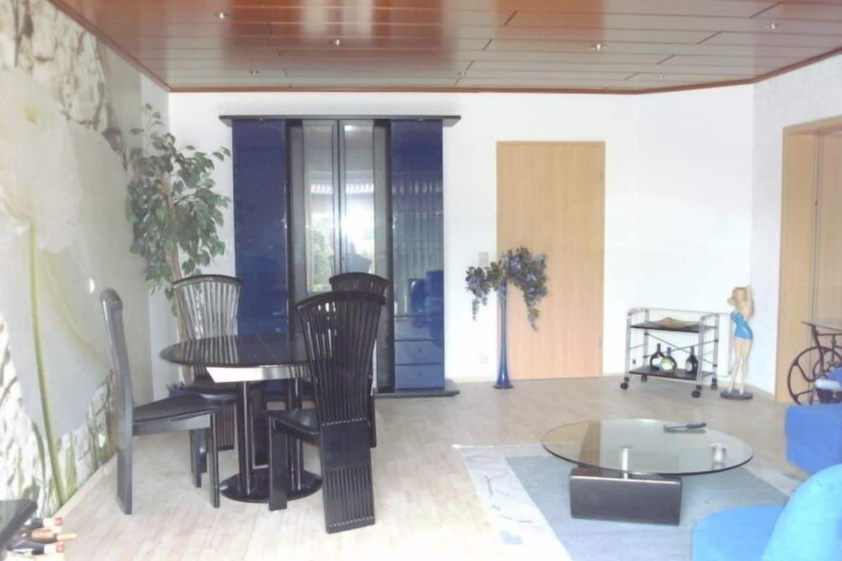 Appartamento, al piano terra | Area soggiorno | Smart TV 50 pollici con canali satellitari, TV